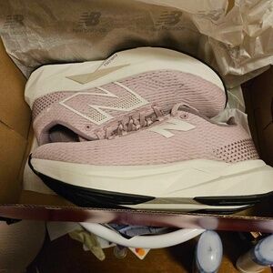 New Balance FuelCell Propel v5 - Women’s size 8